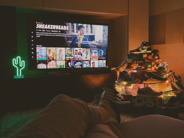 relaxing-while-watching-Netflix